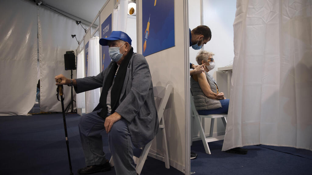 מתחם חיסונים בתל אביב (צילום: AP) מתחם חיסונים בתל אביב