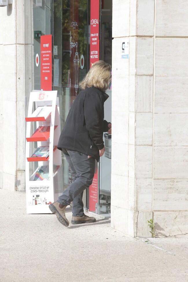 בטוחים שהקופאית התעלפה