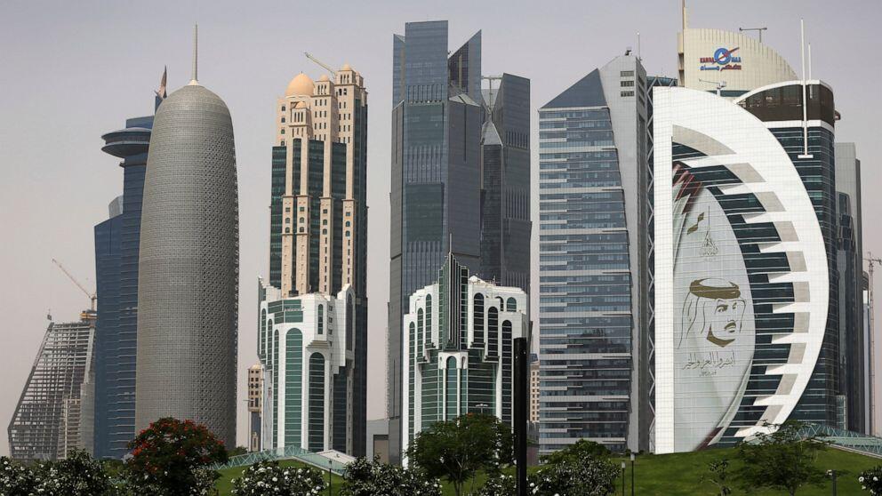 קו הרקיע של דוחא, כולל מגדל דוחא האיקוני (Photo: AP) a giant image of the Emir of Qatar Sheikh Tamim bin Hamad Al Thani, adorns a tower in Doha, Qatar