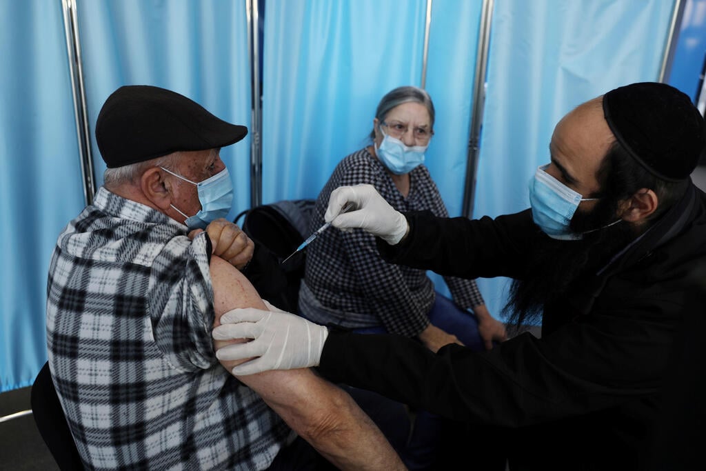 A man inoculated against coronavirus at a medical center in Jerusalem (Photo: Reuters) מתחם חיסונים ירושלים