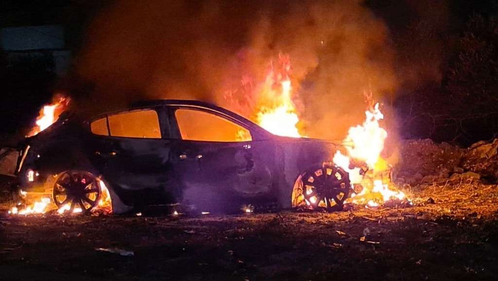 רכב, ככל הנראה של החשודים ברצח, עולה באש לאחר הירי רכב עולה באש בכפר קרע