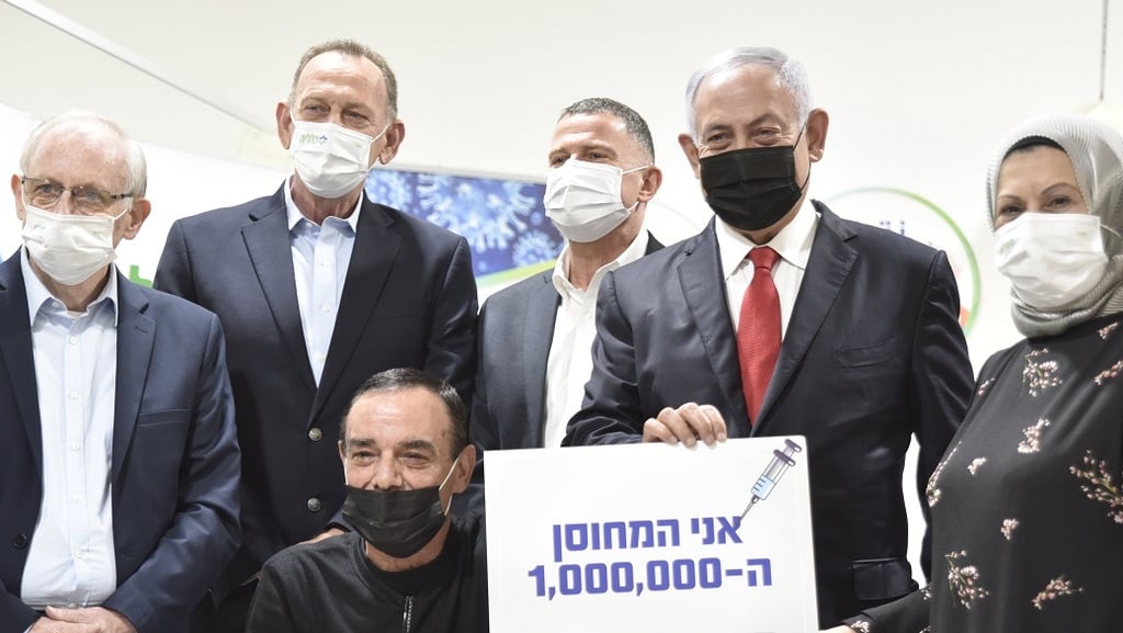 נתניהו באום אל פחם (צילום: שרון צור) אחמד ג'בארין המתחסן המיליון לצד בנימין נתניהו ויולי אדלשטיין