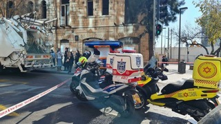 זירת התאונה בה נפגעה הולכת רגל ממשאית