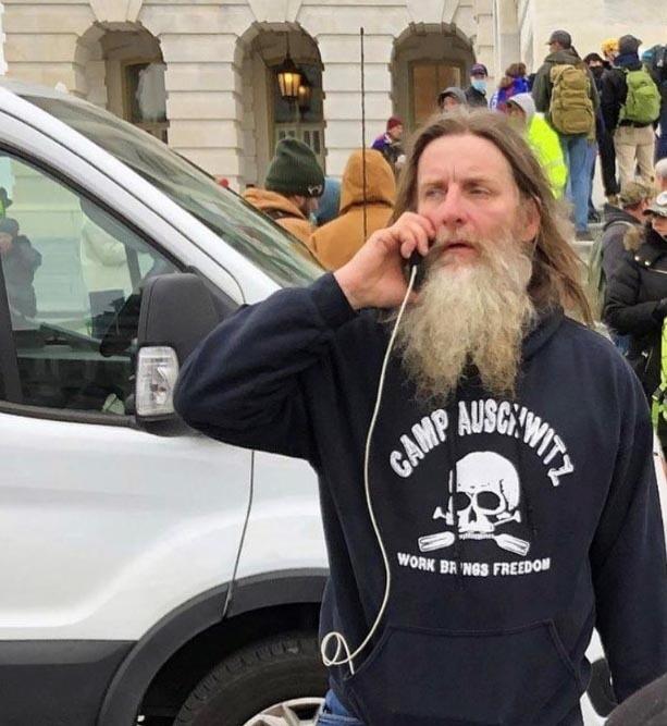 January 6 Capitol rioter wearing Camp Auswitz shirt בין המתפרעים בקפיטול: אדם הלובש סווצ'רט בעל הכיתוב ״מחנה אושוויץ״