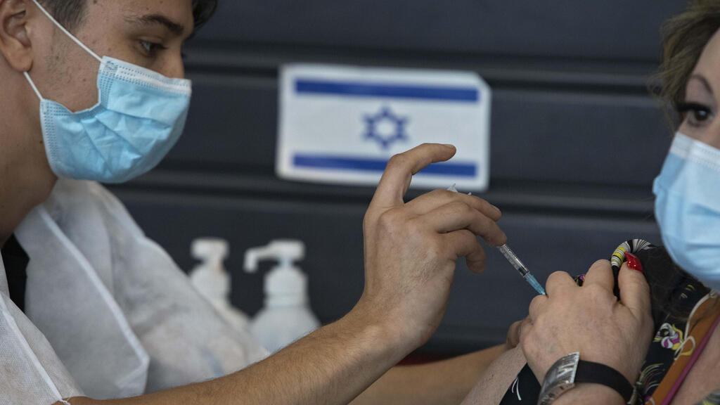 "כל מי שקיבל את החיסון הראשון יקבל גם את השני". חיסוני קורונה בתל אביב (צילום: AP) חיסוני קורונה בתל אביב