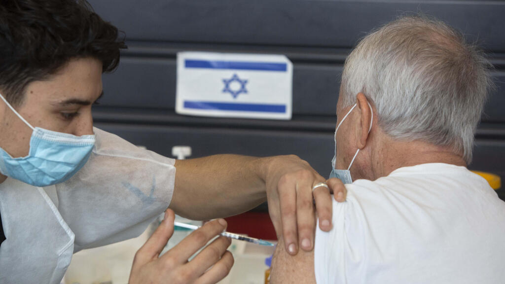 "5-4 מיליון מחוסנים עד מרץ - יעד בר השגה". מחסנים בתל אביב (צילום: AP) חיסוני קורונה בתל אביב