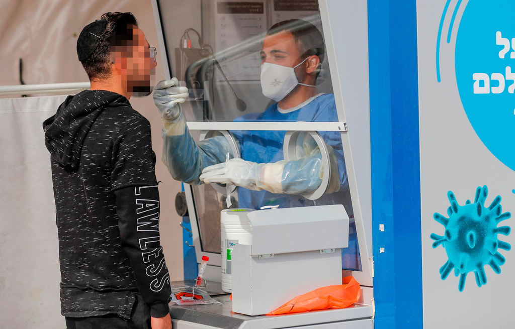 מבוטחי מכבי וכללית לא יוכלו לבצע בדיקה מהיום בצהריים ועד שישי. עמדת בדיקות של מכבי בירושלים (צילום: AFP) בדיקות קורונה קופת חולים מכבי ירושלים