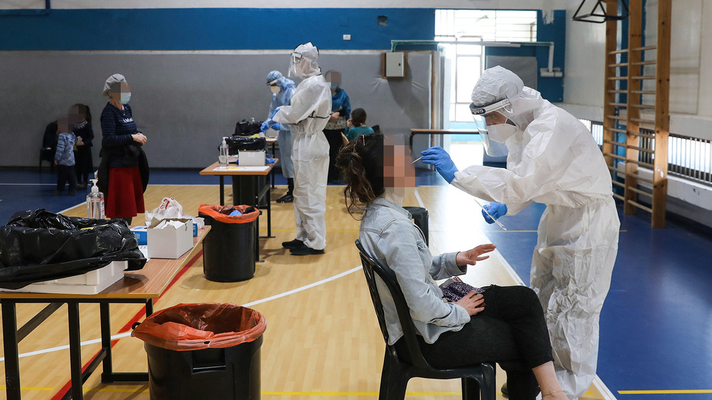Testing for coronavirus in Jerusalem last week (Photo: EPA) בדיקות קורונה פיקוד העורף ירושלים