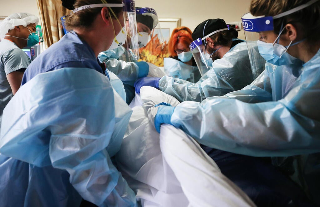 Medics treat a coronavirus patient in a California hospital (Photo: Getty Images) חולה קורונה ב בית חולים ב קליפורניה ארה"ב