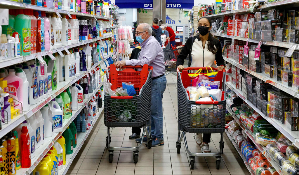 בגובה העיניים ימוקמו מוצרי המותג הפרטי של הרשת - כי עליו היא מרוויחה הכי הרבה (צילום: AFP) אנשים עושים קניות