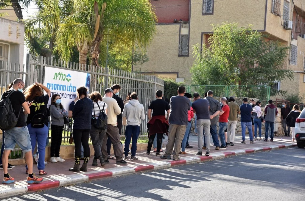 ממתינים לקבלת חיסון בבאר שבע (צילום: הרצל יוסף) ממתינים לקבלת חיסון בבאר שבע