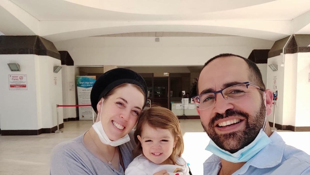 יוסף עם הוריו דניאל ורננה. "המגנטים זו סכנת נפשות" יוסף הקטן עם הוריו