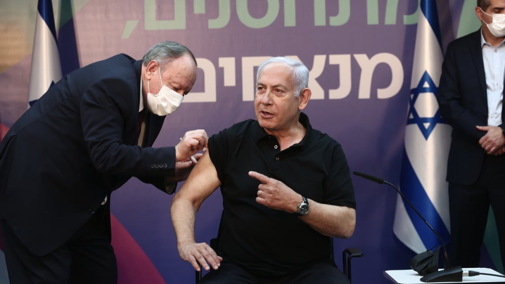 נתניהו מקבל את מנת החיסון השנייה, הערב (צילום: מרים אלסטר) ראש הממשלה בנימין נתניהו מתחסן נגד קורונה