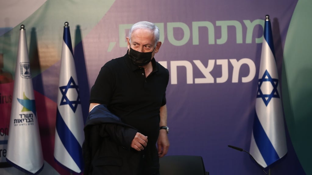 נתניהו לפני קבלת הזריקה השנייה (צילום: מרים אלסטר) ראש הממשלה בנימין נתניהו מתחסן נגד קורונה