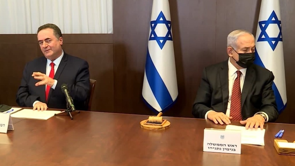 Finance Minister Israel Katz, left, and Prime Minister Benjamin Netanyahu (Photo: GPO) אולם ישיבות הממשלה וחדר הקבינט שופצו