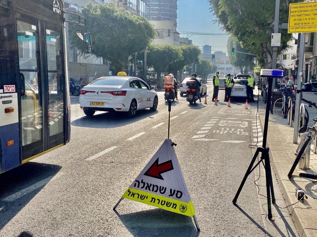 מחסומי משטרה ואכיפת הסגר השלישי בתל אביב (צילום: מוטי קמחי) מחסומי משטרה ואכפית הסגר השלישי בתל אביב