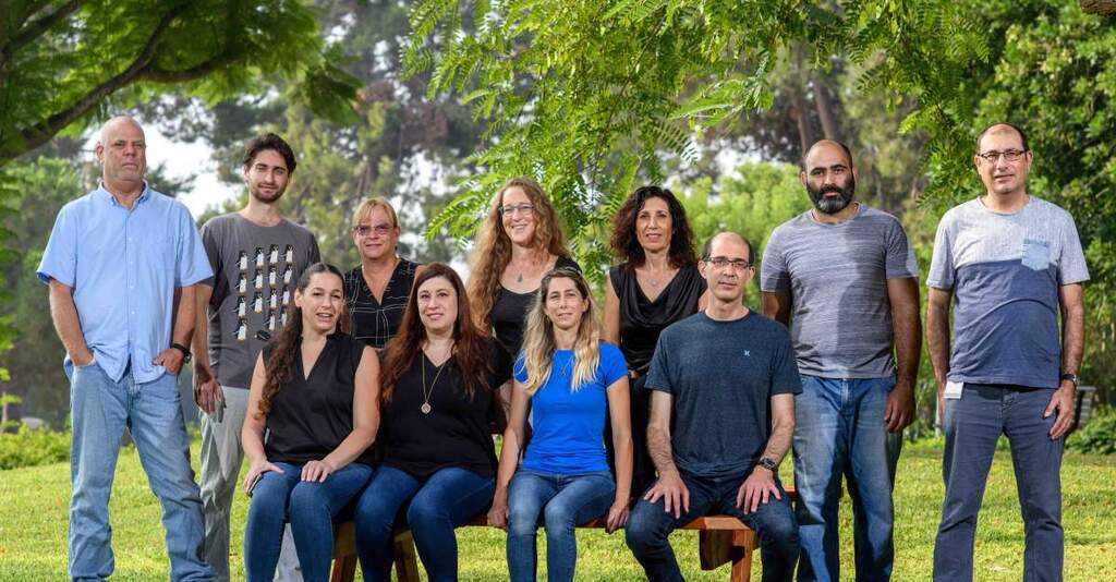 צוות המחקר – בשורה האחורית (מימין): ד"ר יוסי אלרן, מאור כנפו, ירדנה דוד, ד"ר אורלי לכיש- זלאיט, ד"ר ליאת בן דוד, שחר ריזנמן ופרופ' זיו רייך, בשורה הקדמית (מימין): ד"ר נועם שנטל, ד"ר דגן שדה, ד"ר מיכל סטולרסקי-בן-נון ו-ורד שפירא. "דוגמה מופתית לחינוך מדעי" (צילום: מסע הקסם המדעי, מכון ויצמן) צוות המחקר – בשורה האחורית (מימין): ד"ר יוסי אלרן, מאור כנפו, ירדנה דוד, ד"ר אורלי לכיש- זלאיט, ד"ר ליאת בן דוד, שחר ריזנמן ופרופ' זיו רייך, בשורה הקדמית (מימין): ד"ר נועם שנטל, ד"ר דגן שדה, ד"ר מיכל סטולרסקי-בן-נון ו-ורד שפירא. "דוגמה מופתית לחינוך מדעי"