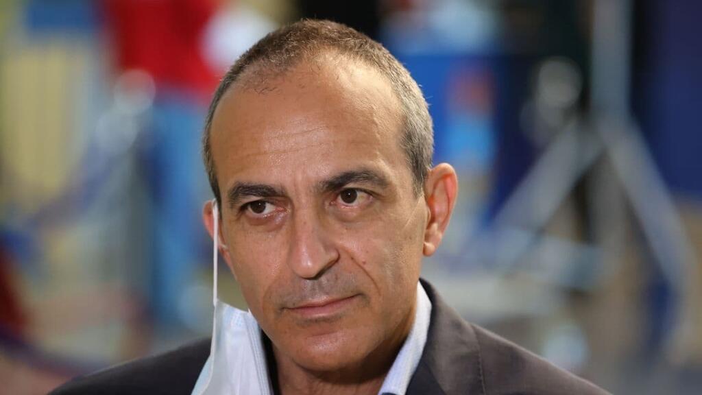 גמזו. "בתי החולים? יהיה בסדר, אנחנו נדע להתמודד עם כל הכמויות" (צילום: מוטי קמחי) רוני גמזו בסבב השני של החיסונים נגד קורונה באיכילוב