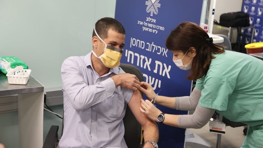 פתיחת הסבב השני של החיסונים לקורונה, היום באיכילוב (צילום: מוטי קמחי) חיסונים נגד קורונה סבב שני באיכילוב