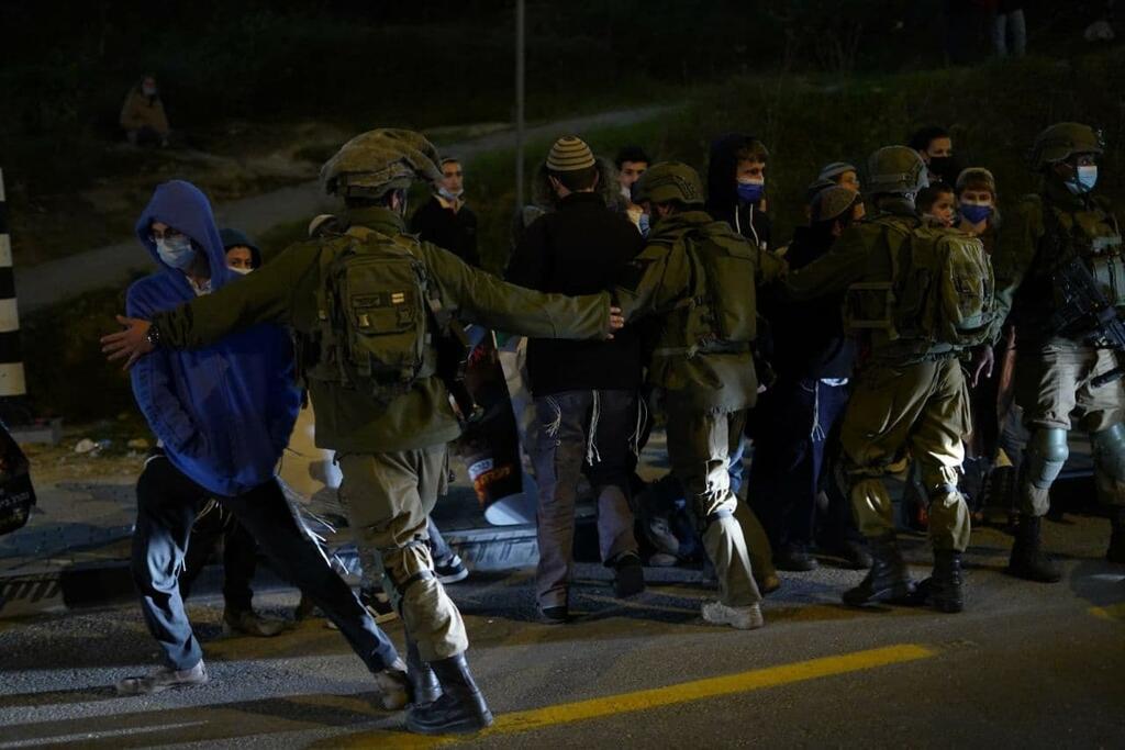 תיעוד מהאירוע בו הותקף מפקד סיירת גולני בשומרון (צילום: הלל מאיר, TPS) מפקד סיירת גולני הותקף בהפגנה על מות אהוביה סנדק בשומרון