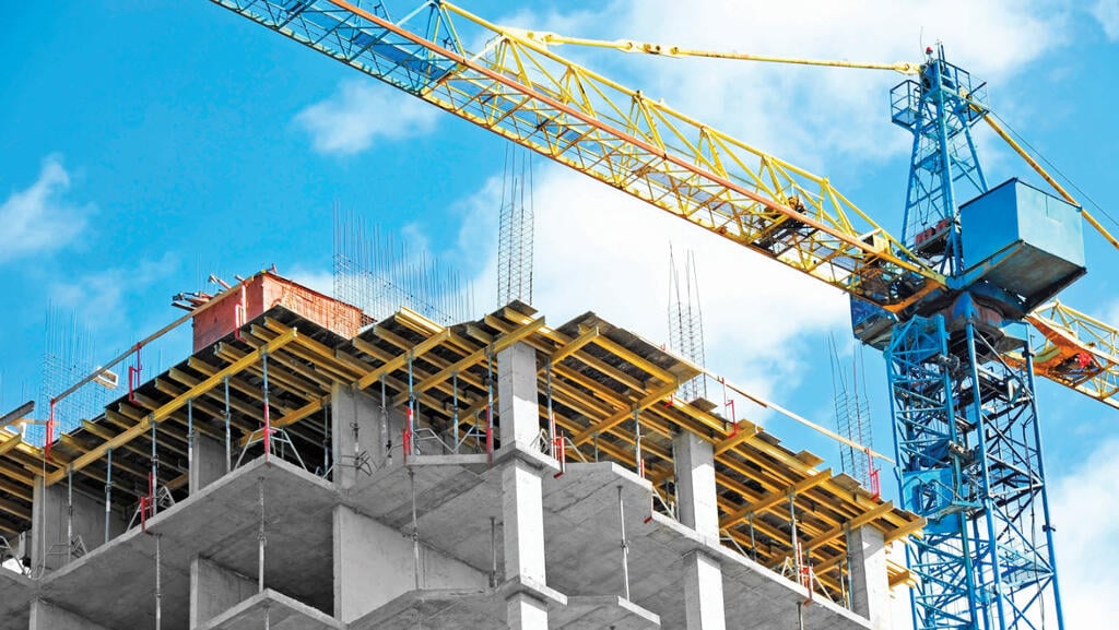ירידה של כ-8% במספר היתרי הבנייה ב-2020 (צילום: shutterstock) אתר בנייה
