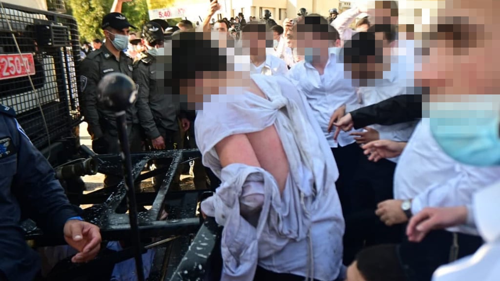 Clashes between Haredim and police in Ashdod (Photo: Avi Rockah ) עמיתים בין חרדים למשטרה באשדוד