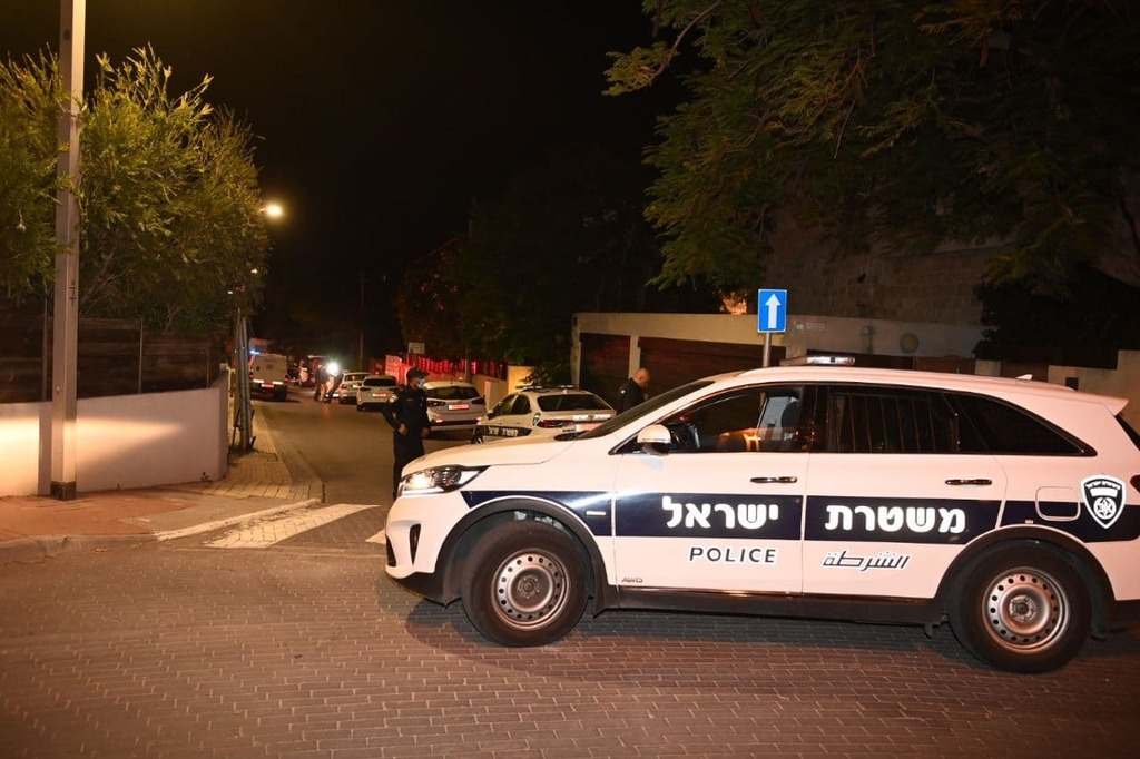 "עם נשק דרוך - במקום הכי פסטורלי בעולם". אילוסטרציה (צילום: יאיר שגיא) רימון הלם הושלך לעבר ביתו של אלי טביב