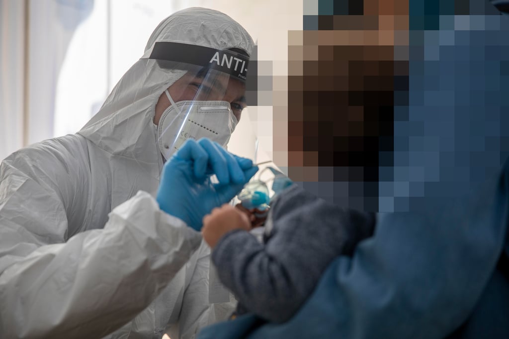 בדיקות קורונה בירושלים (צילום: AP) בדיקות קורונה בירושלים