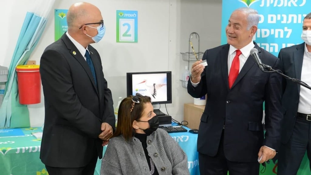 נתניהו בסניף של קופת חולים לאומית באשדוד (צילום: אבי רוקח) ביקור של בנימין נתניהו בסניף של קופת חולים לאומית באשדוד
