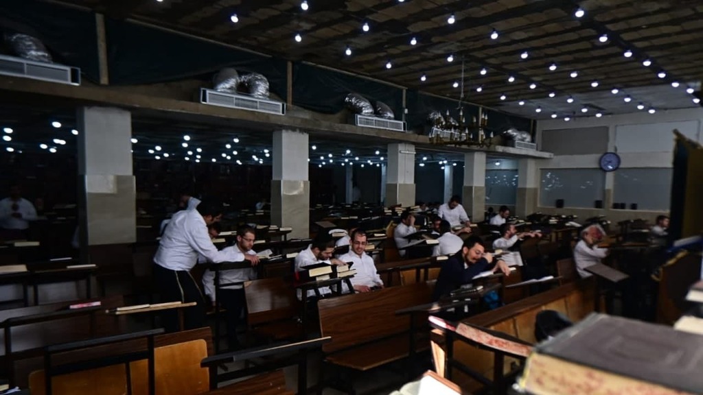 A religious institution of learning operating in violation of coronavirus lockdown restrictions in Ashdod last week (Photo: Avi Rokah) ישיבת גרודנא