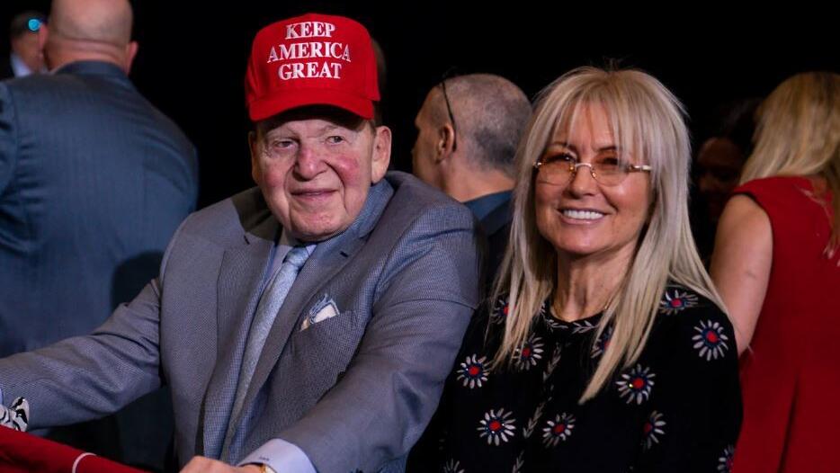Sheldon Adelson in a MAGA hat with his wife Miriam at a Trump rally in Las Vegas last February 