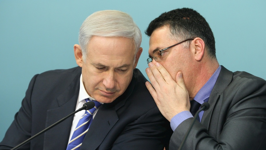 "יהיו הפתעות, הרבה אנשי ליכוד יצביעו לנו" (צילום: אלכס קולומויסקי) גדעון סער ובנימין נתניהו
