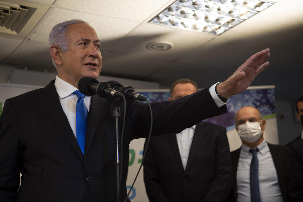 Prime Minister Benjamin Netanyahu speaking at a health fund clinic in Nazareth (Photo: EPA) בנימין נתניהו ביקור קופת חולים כללית נצרת