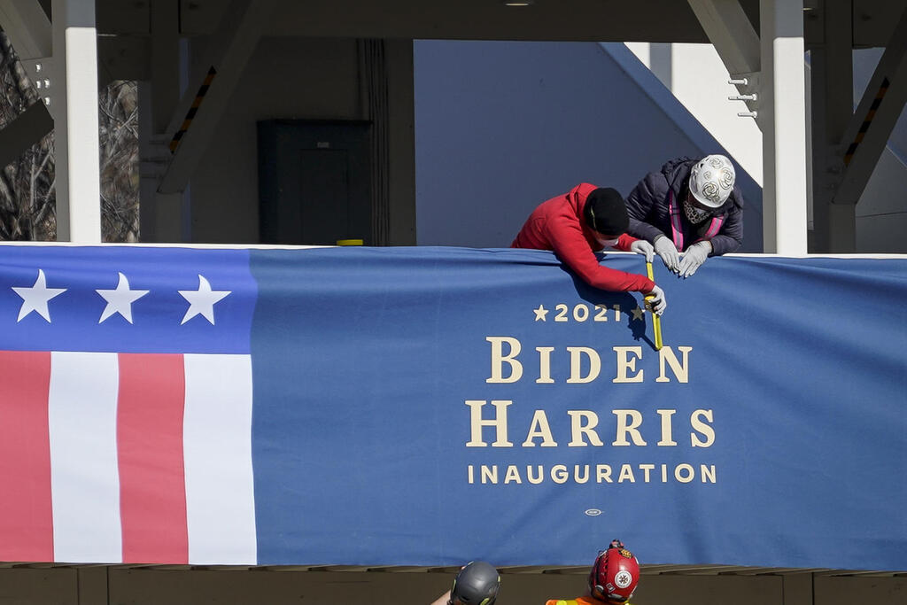 ארה"ב שלטים לקראת השבעת ג'ו ביידן ו קמלה האריס מול הבית הלבן