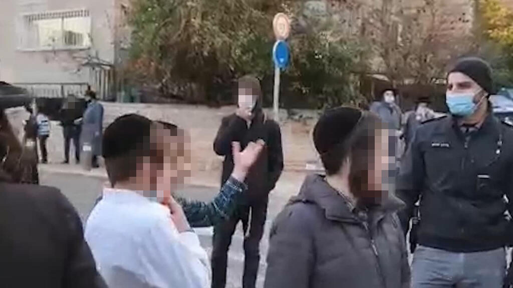 Police attempt to enforce coronavirus restrictions in Jerusalem on Friday (Photo: Pluralist) כוחות משטרה אוכפים את הסגר בשכונת מאה שערים