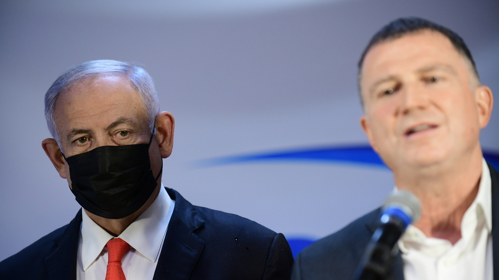 "המשפט יתקיים". אדלשטיין לצד נתניהו (צילום: תומר נויברג, פלאש 90) בנימין נתניהו ויולי אדלשטיין במכבי רמלה