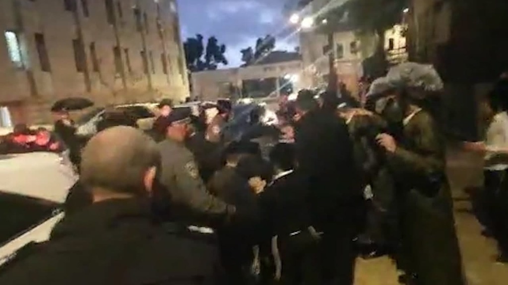 Ultra-Orthodox residents of Jerusalem clash with police over enforcement of coronavirus restriction on Friday (Photo: Pluralist) כוחות משטרה אוכפים את הסגר בשכונת מאה שערים
