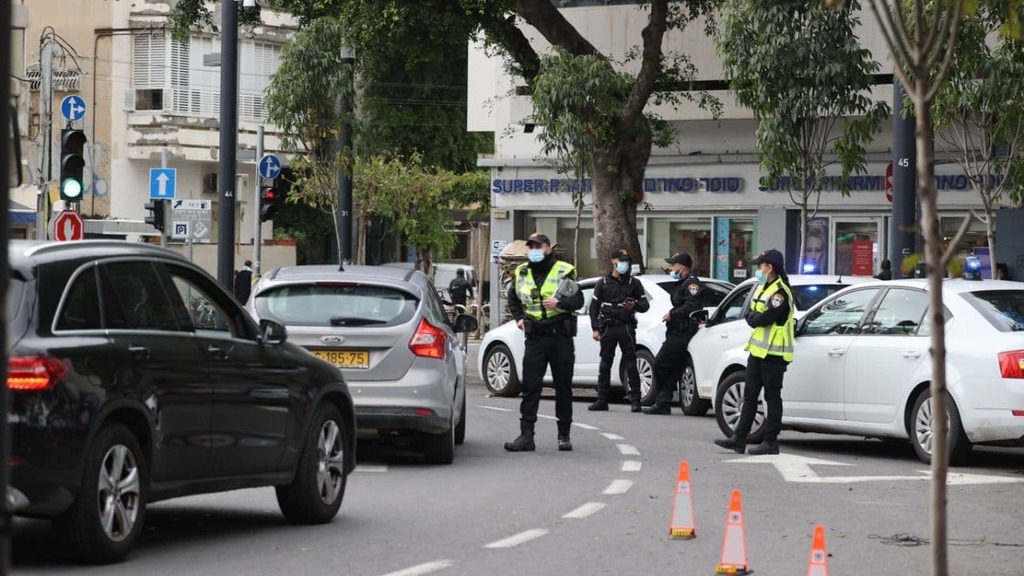 A police roadblock in Tel Aviv to enforce coronavirus lockdown restrictions on Friday (Photo: Moti Kimchi) מחסומי משטרה בכיכר דיזנגוף בתל אביב