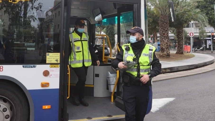 המשטרה אוכפת הנחיות בתל אביב, ארכיון (צילום: מוטי קמחי) מחסומי משטרה בכיכר דיזנגוף בתל אביב