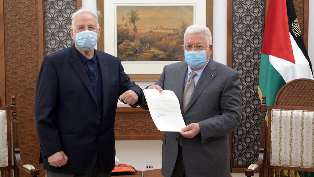 Palestinian President Mahmoud Abbas (L) and Hana Nasser chairman of the Election Committee of the PA announce new elections for 2021 last January (Photo: Retuters) פגישה בין אבו מאזן ליו"ר ועדת הבחירות הפלסטינית חנא נאסר ברמאללה