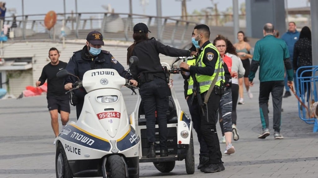 "הטיילת בת"א מלאה בשוטרים, נותנים דו"חות בסיטונאות במקומות שקל" (צילום: מוטי קמחי) אנשים מטיילים בטיילת בת"א בזמן הסגר