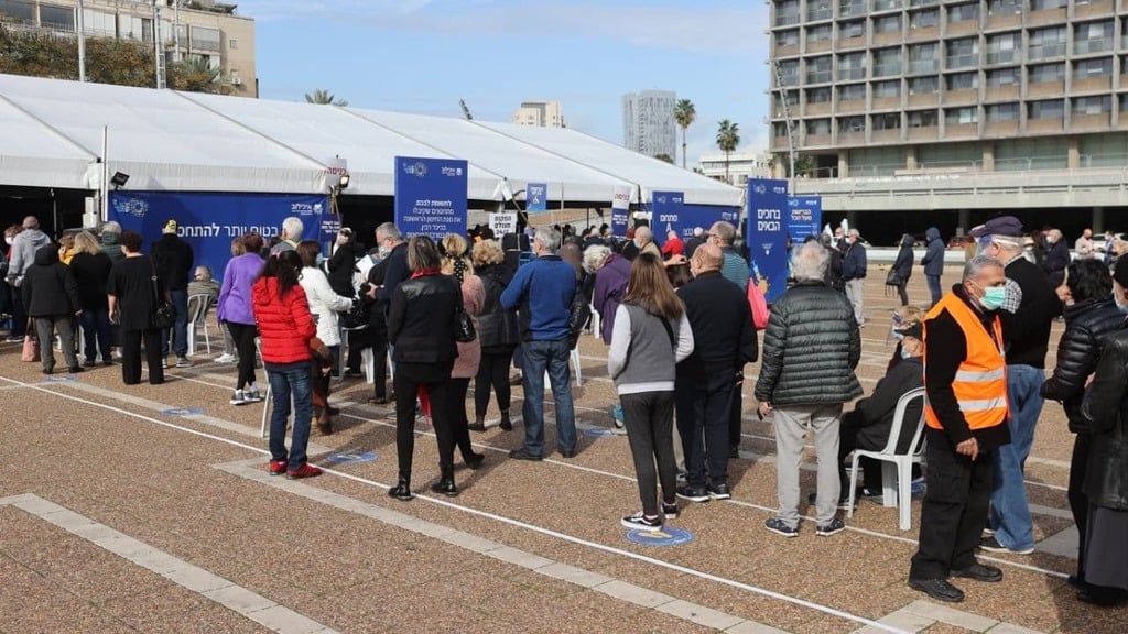 Israelis waiting in line to get the coronavirus vaccine in Tel Aviv (Photo: Moti Kimchi) תורי ענק בהמתנה לקבל חיסון נגד קורונה בכיכר רבין, תל אביב