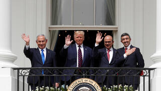15 ספטמבר 2020 דונלד טראמפ עם בנימין נתניהו ושרי החוץ של בחריין ו איחוד האמירויות חתימה על הסכמי אברהם הבית הלבן וושינגטון