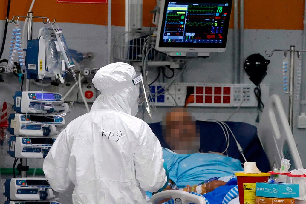 Sheba Medical Center's coronavirus ward (Photo: AFP) מחלקת קורונה בית חולים שיבא תל השומר