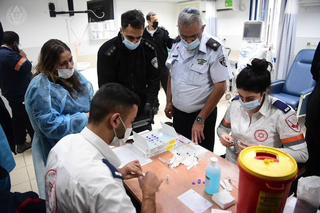 Health care workers preparing to vaccinate prisoners at a prison in central Israel (Photo: Israel Prison Service) חיסוני הקורונה בשב"ס