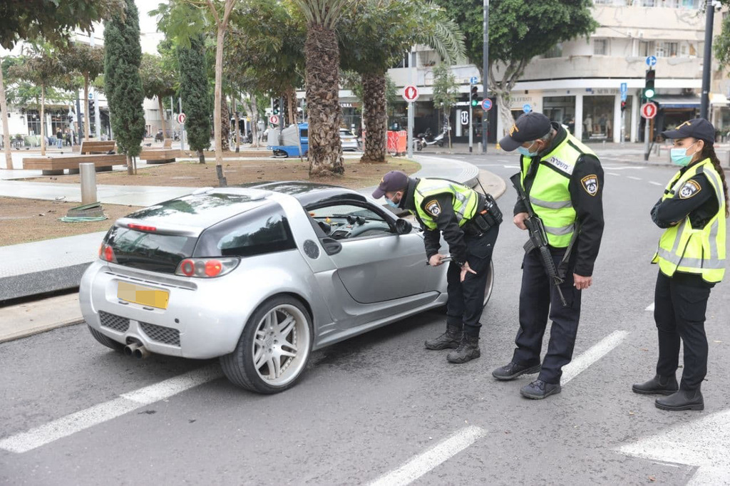 מחסומי משטרה בכיכר דיזנגוף בתל אביב (צילום: מוטי קמחי) מחסומי משטרה בכיכר דיזנגוף בתל אביב