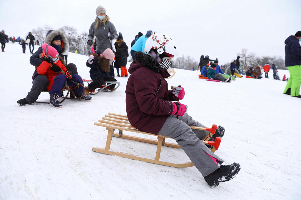 גולשים בשלג בפארק בוורשה (צילום: EPA) אירופה מזג אוויר מקפיא גל קור שלג פארק פולין ורשה