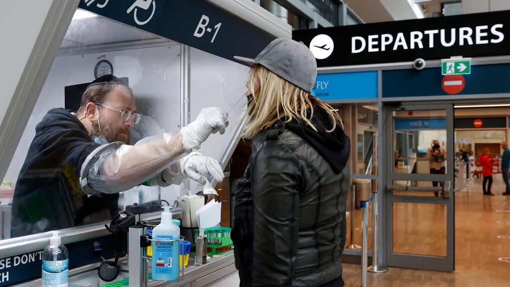 A woman undergoing a COVID test in Ben Gurion Airport (Photo: AFP) בדיקות קורונה בנתב"ג