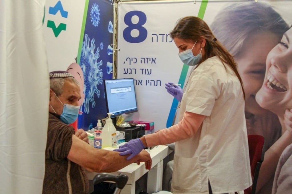A man inoculated for coronavirus at a vaccination center in Rishon LeTsiyon (Photo: Ido Erez) המרכז בראשון לציון