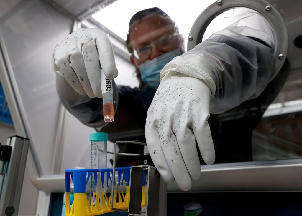 Coronavirus testing station at Ben Gurion Airport (Photo: AFP) בדיקות קורונה בנתב"ג